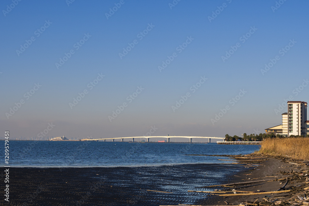 盤洲干潟から眺める海ほたると東京湾アクアブリッジが見える青い風景 盤洲干潟から眺める海ほたると東京湾アクアブリッジが見える青い風景