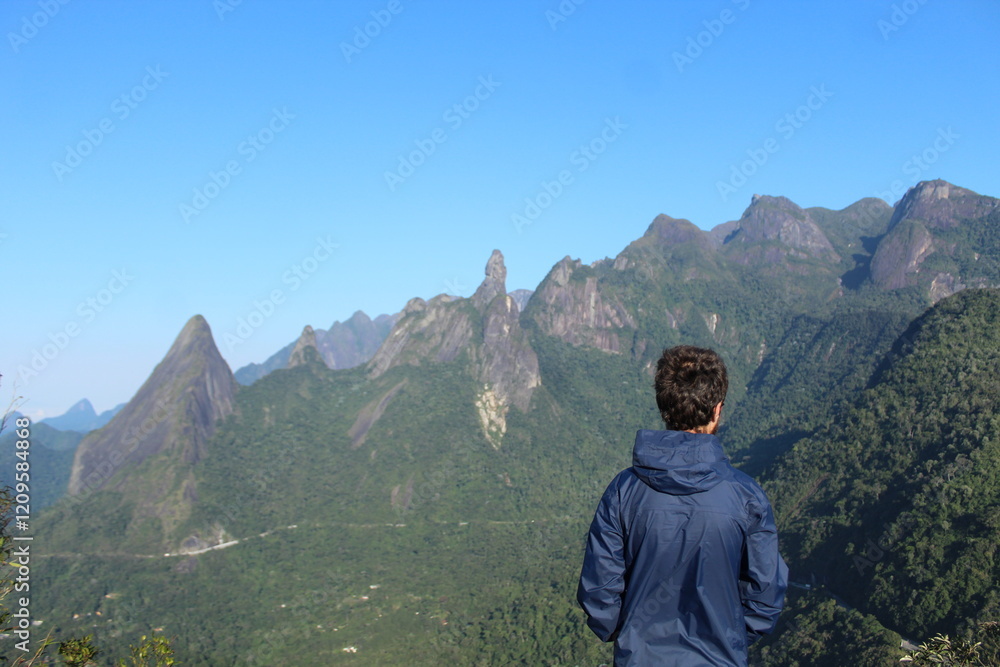 Fototapeta premium homem em mirante com vista da montanha dedo de deus