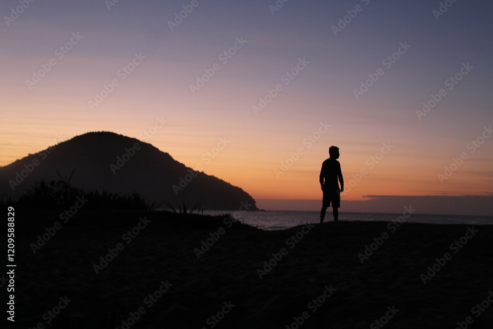 silhueta de homem em nascer do sol na praia silhueta de homem em nascer do sol na praia