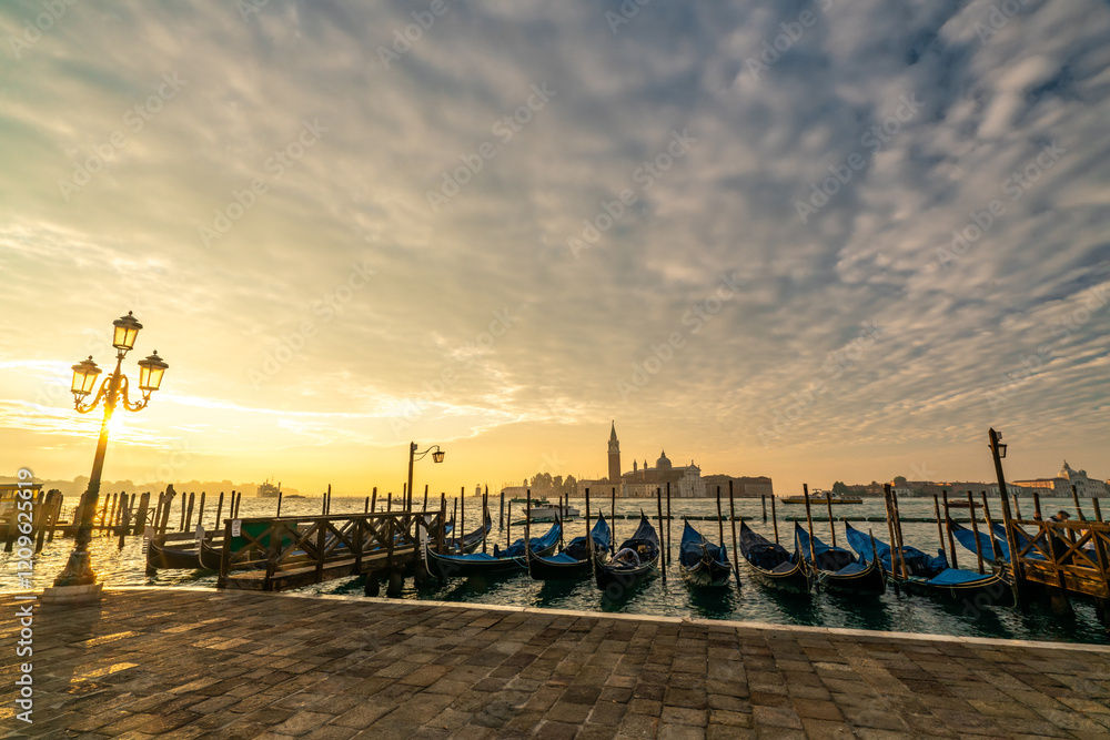 Obraz premium Golden Hour at Venice: Gondolas and Scenic Views