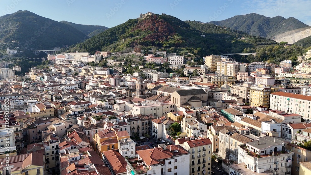 Fototapeta premium Il centro storico di Salerno con monumenti, chiese e cupole. Campania, Italia. Vista aerea dei principali monumenti e chiese di Salerno, città di mare del sud Italia.