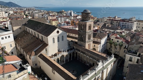 Obraz na plátně Il centro storico di Salerno con monumenti, chiese e cupole