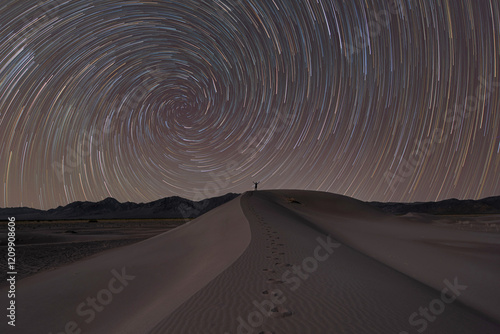 Εκτύπωση καμβά Vortex spiral star trails over a Nevada desert dune