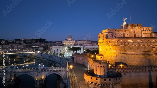 Foto Castel Sant'Angelo e la Basilica di San Pietro alle prime luci dell'alba