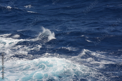 Fotografie dynamic view of the ocean with strong waves and choppy waters