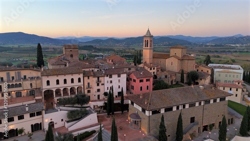 Solomeo, meta turistica dell'Umbria, provincia di Perugia. Italia.
Vista aerea della borgo di Solomeo, attrazione turistica dell'italia centrale nel comune di Corciano in provincia di Perugia. photo