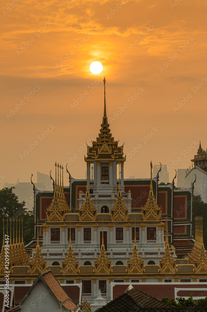 Obraz premium Wat Ratchanatdaram and Loha Prasat Metal Castle at sunset, landmark and famous place of Bangkok city, Thailand