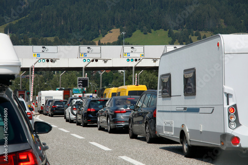 Verkehrsstau auf der Autobahn, Mautstelle, Richtung Süden, Brenner-Autobahn   