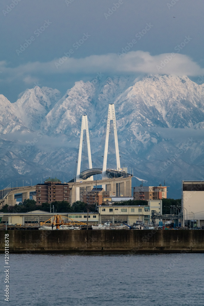 新湊大橋と剱岳