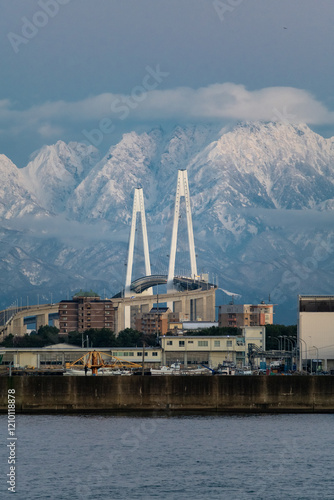 Obraz na płótnie 新湊大橋と剱岳 w salonie