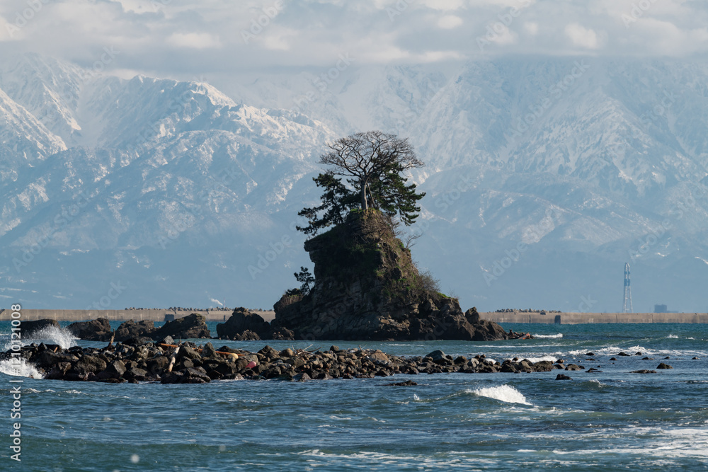 雨晴海岸・女岩と立山連峰