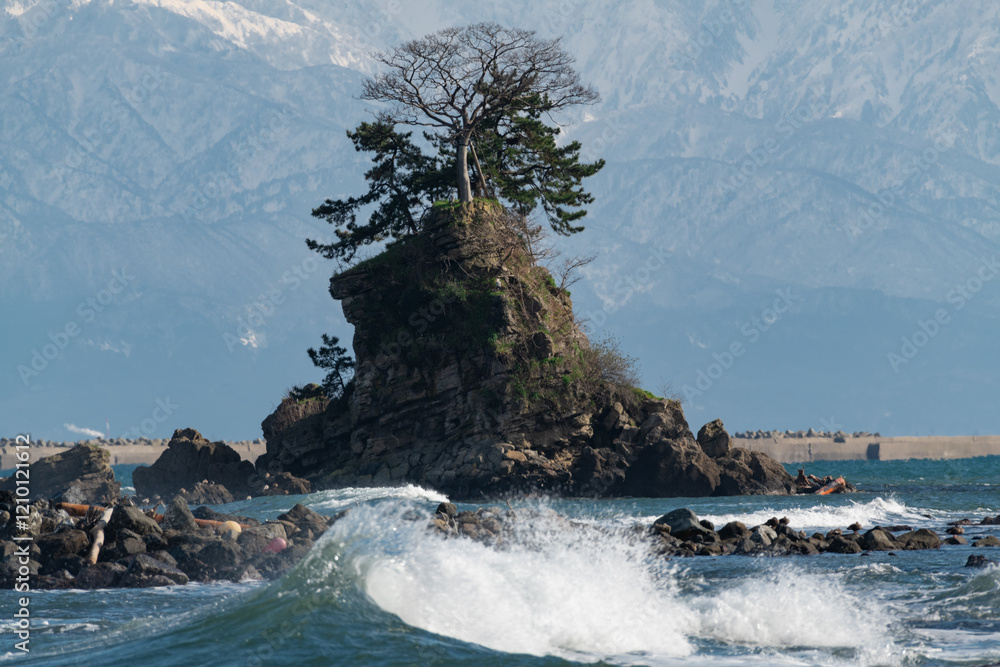 雨晴海岸・女岩と立山連峰
