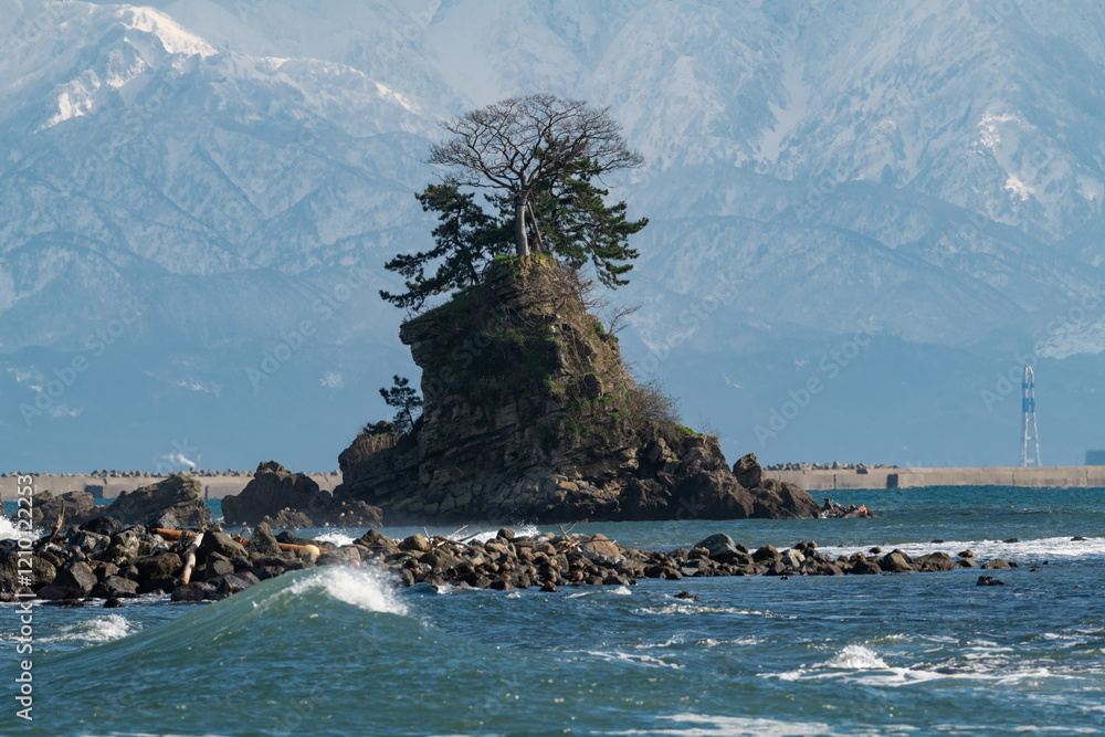 雨晴海岸・女岩と立山連峰