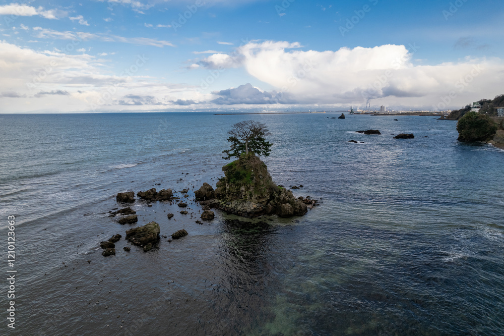 雨晴海岸・女岩と立山連峰(ドローンによる空撮)