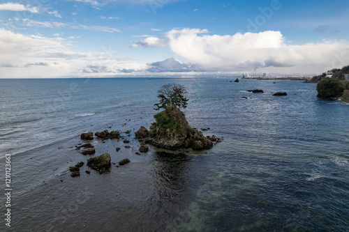 Obraz na płótnie 雨晴海岸・女岩と立山連峰(ドローンによる空撮) w salonie