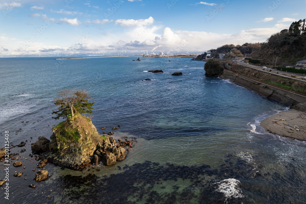 雨晴海岸・女岩と立山連峰(ドローンによる空撮)