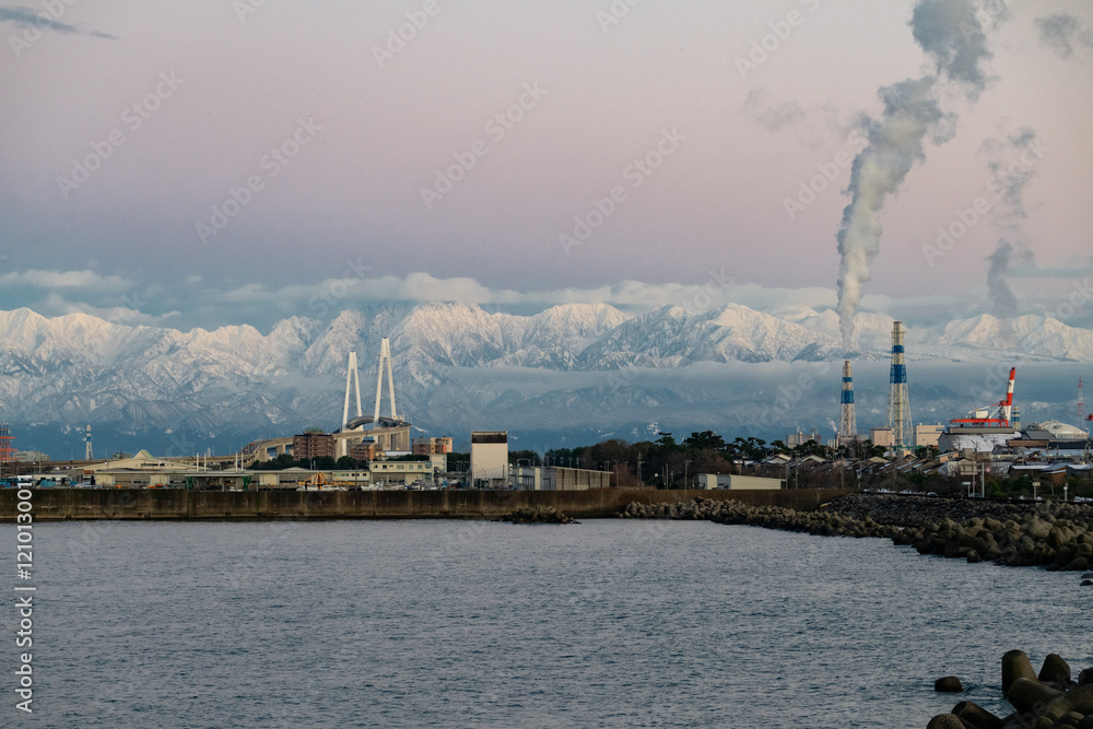 新湊大橋、 富山新港火力発電所と立山連峰