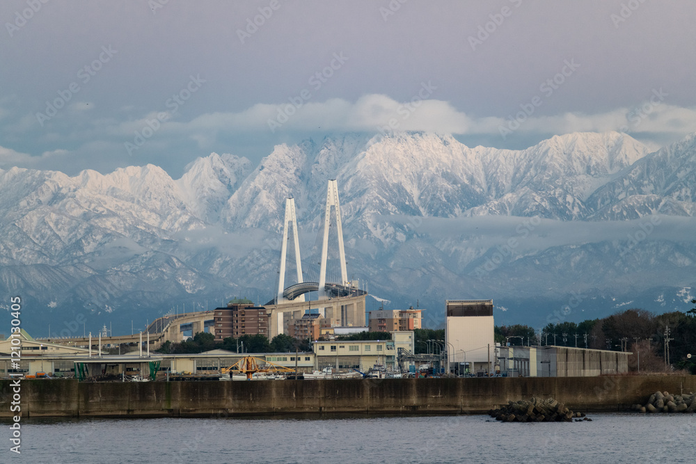 新湊大橋と剱岳