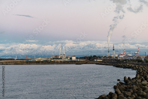 Obraz na płótnie 新湊大橋、 富山新港火力発電所と立山連峰 w salonie