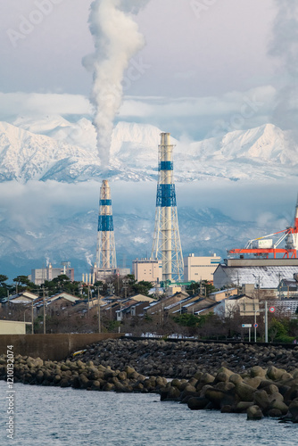 Obraz na płótnie 富山新港火力発電所と立山連峰 w salonie