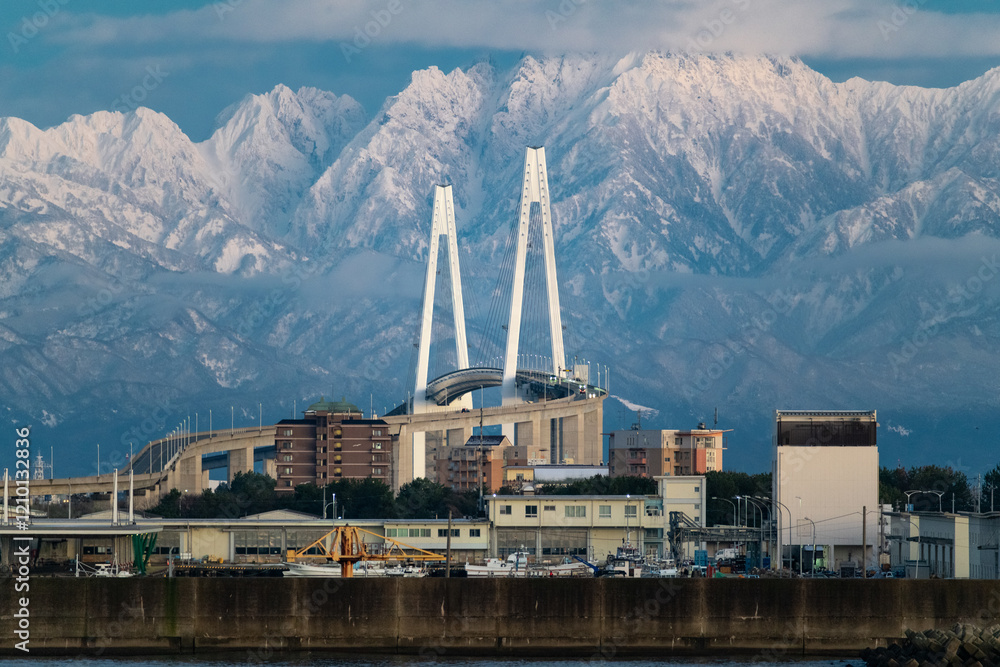 新湊大橋と剱岳