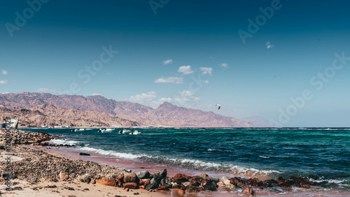 Foto mountains by the ocean in dahab