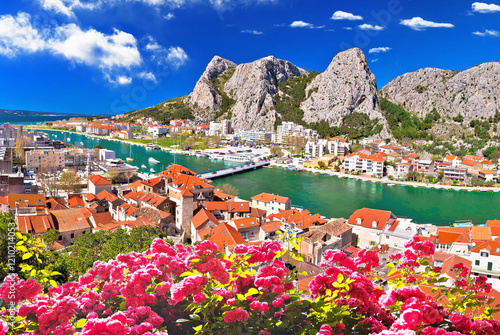 Obraz na płótnie Town of Omis and Cetina river mouth panoramic view w salonie