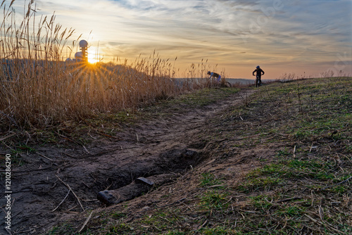 Abendliches Mountainbiken auf dem Berliner Teufelsberg photo