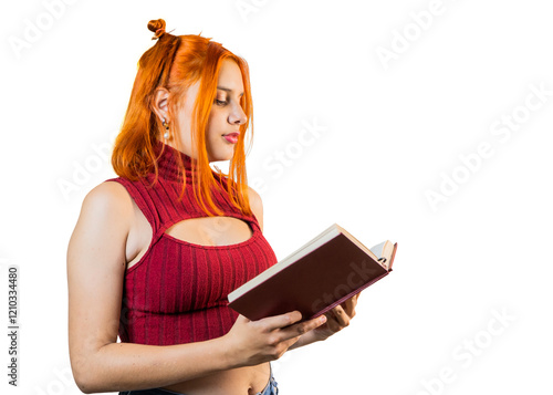 retrato de joven mujer leyendo un libro en fondo transparente 