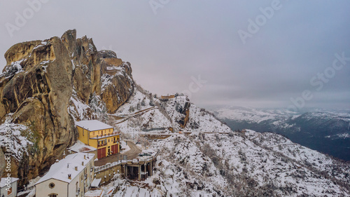 Photos Ciudad de Pietrapertosa en las Dolomitas Lucanas, montañas de Italia en Basilica