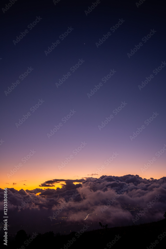 Obraz premium Colorful sky and clouds at sunset