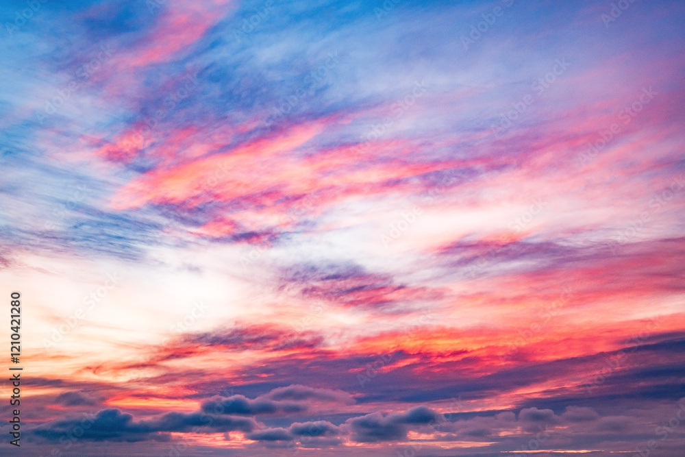 Fotografie sunset clouds in the sky in the evening