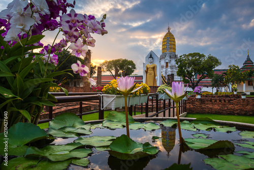 Obraz na płótnie Old Buddha statue at Wat Phra Si Rattana Mahathat also colloquially referred to as Wat Yai is a Buddhist temple (wat) It is a major tourist is Public places attraction Phitsanulok,Thailand. w salonie