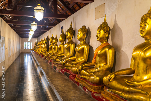 Obraz na płótnie Old Beautiful Golden Buddha Many statues at Wat Phra Si Rattana Mahathat also colloquially referred to as Wat Yai is a Buddhist temple It is a major tourist is Public places in Phitsanulok,Thailand. w salonie