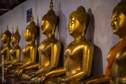 Obraz na płótnie Old Beautiful Golden Buddha Many statues at Wat Phra Si Rattana Mahathat also colloquially referred to as Wat Yai is a Buddhist temple It is a major tourist is Public places in Phitsanulok,Thailand. w salonie