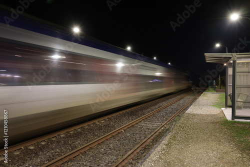 Photo de nuit passage d’un train TER à la gare de Gauriaguet photo