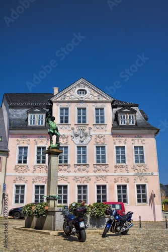 Obraz na płótnie schneeberg, deutschland - bergmannsbrunnen vor einem historischen palast in der altstadt w salonie