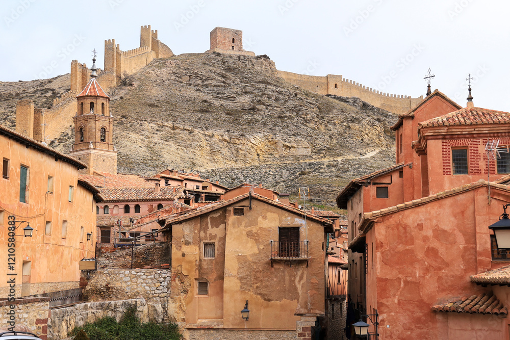 Obraz premium Beautiful view of Albarracin town, the walls and The Santiago Apostol church