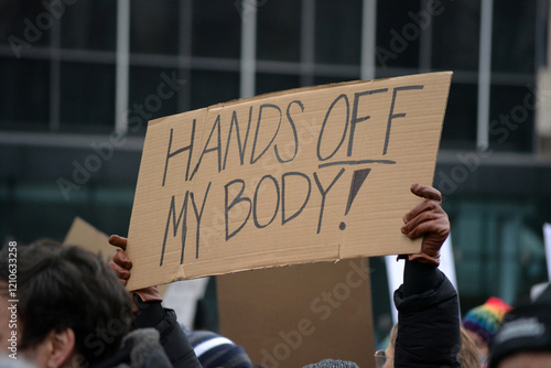 Obraz na płótnie Person holding a sign at the 2025 People's March in New York City. w salonie