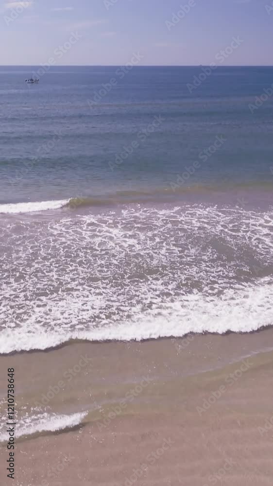 Imagens aéreas deslumbrantes da praia de Itanhaém, São Paulo, capturadas por drone. Paisagens paradisíacas com mar, areia e natureza exuberante. Ideal para turismo e marketing.