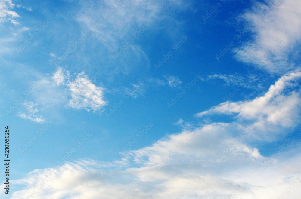 Obraz premium White clouds in blue sky