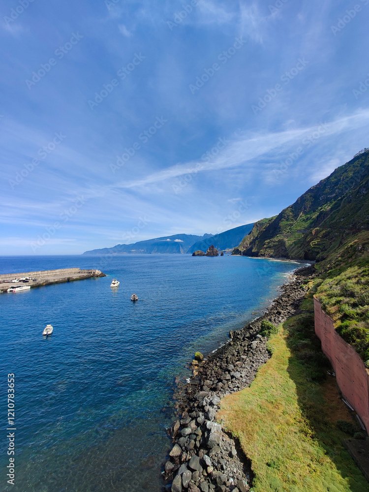 Obraz premium beautiful landscape with boats on the sea near rocky mountains on the island of Madeira in Portugal