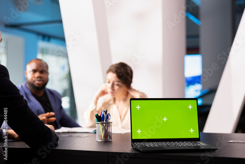 Foto Salesman in dealership using green screen laptop, negotiating price and extra car features to help solidify deal