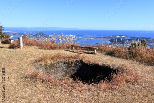 鷲尾山の山頂　冬の澄んだ空　（高知県　高知市） photo