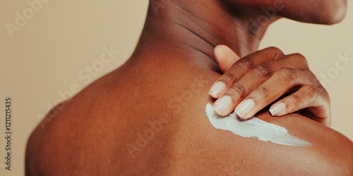 фотографія Close-up of a woman applying lotion to her shoulder