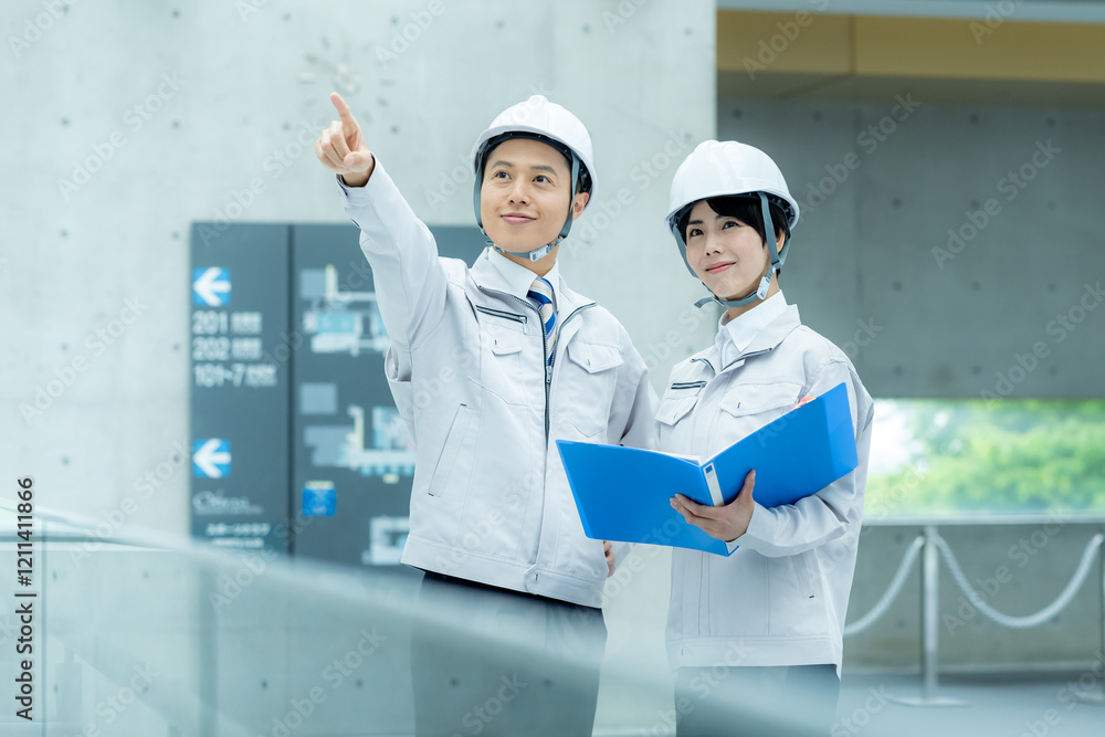 現場で打ち合わせするする作業服のビジネスマン 現場で打ち合わせするする作業服のビジネスマン