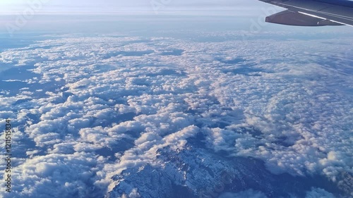 großer Berggipfel umringt von Wolken, Wolkenmmeer, Horizont, Aussicht, Reise, Gebirge, Alpen, blauer Himmel, Luftaufnahme, Tragfläche, hoch, Luftfahrt, Verkehr
 photo