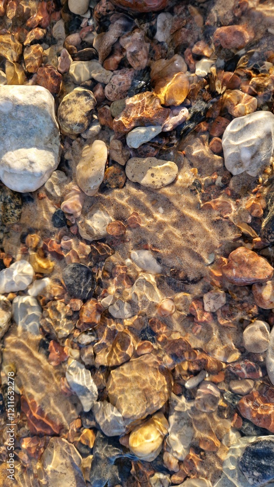 Obraz premium Crystal Clear Waters Over River Stone Mosaic