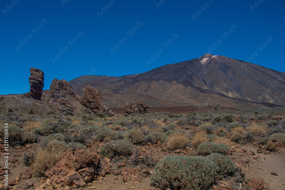 The Roques de García rock formation below the volcano Teide