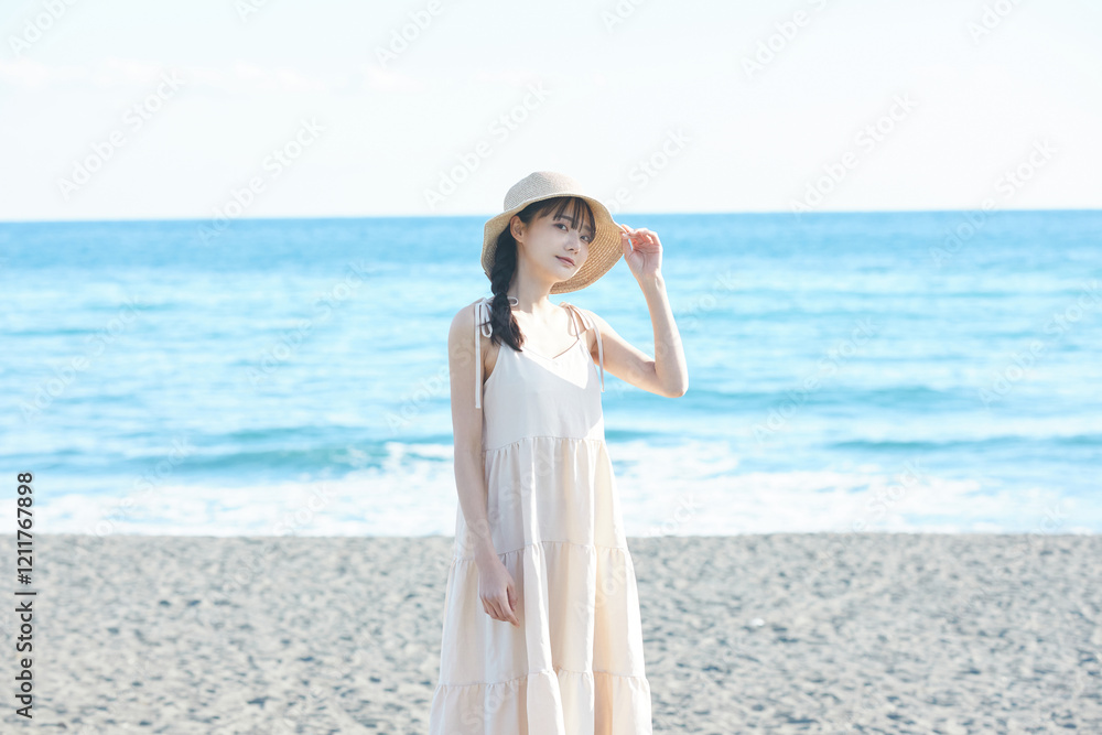 海辺を散策する若い女性 海辺を散策する若い女性